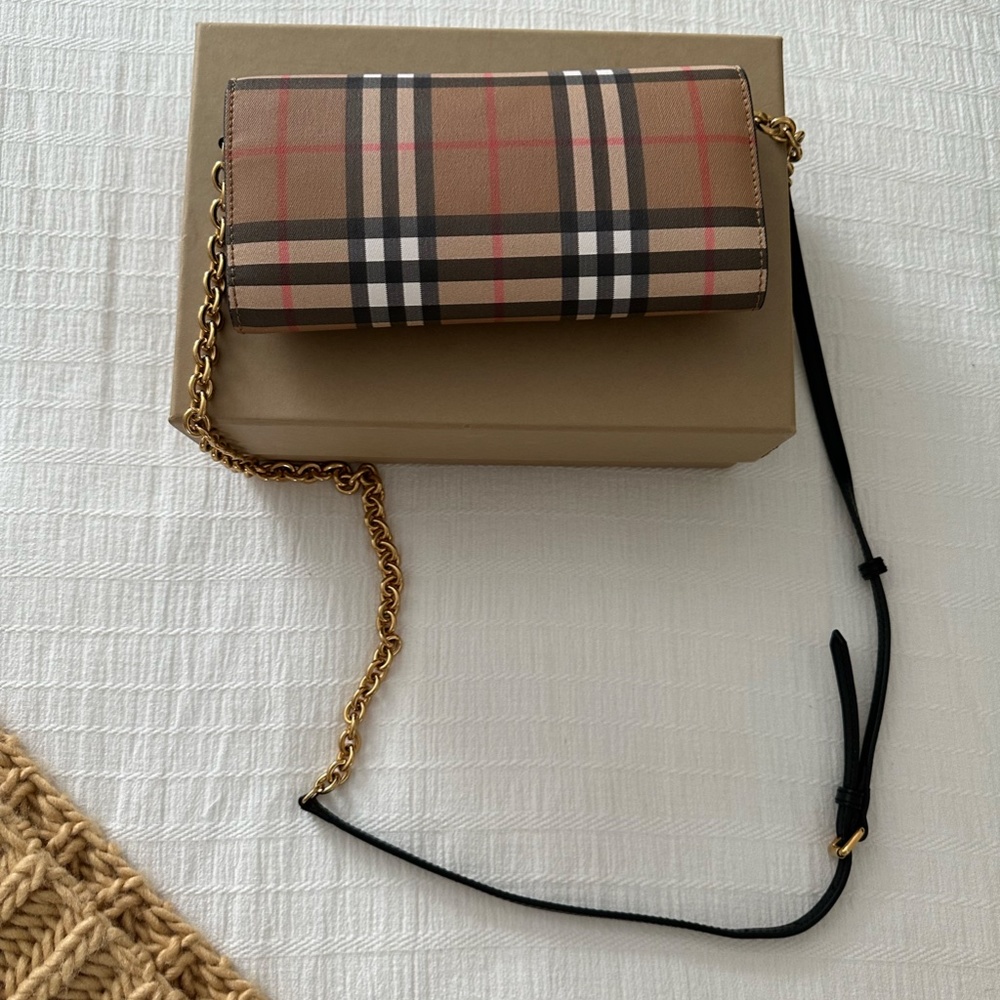 Burberry Check Leather wallet purse with leather and gold detachable strap - Picture 4 of 4